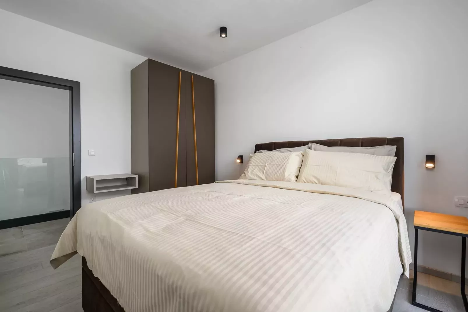 Villa de la Vie with Heated Swimming Pool-Slaapkamer