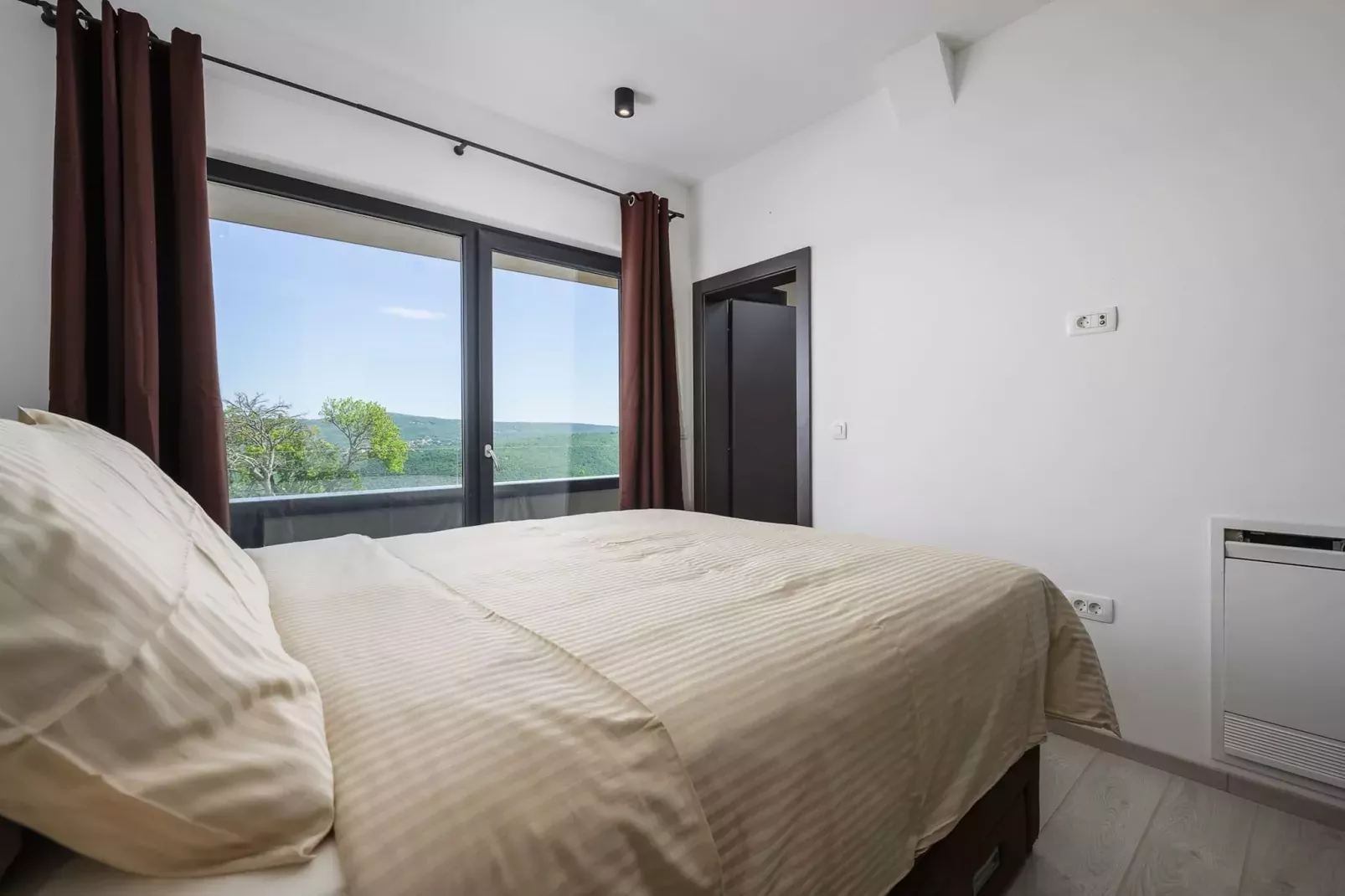 Villa de la Vie with Heated Swimming Pool-Slaapkamer
