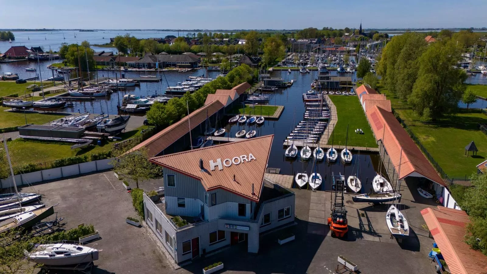 Floating in Heeg-Buitenkant zomer