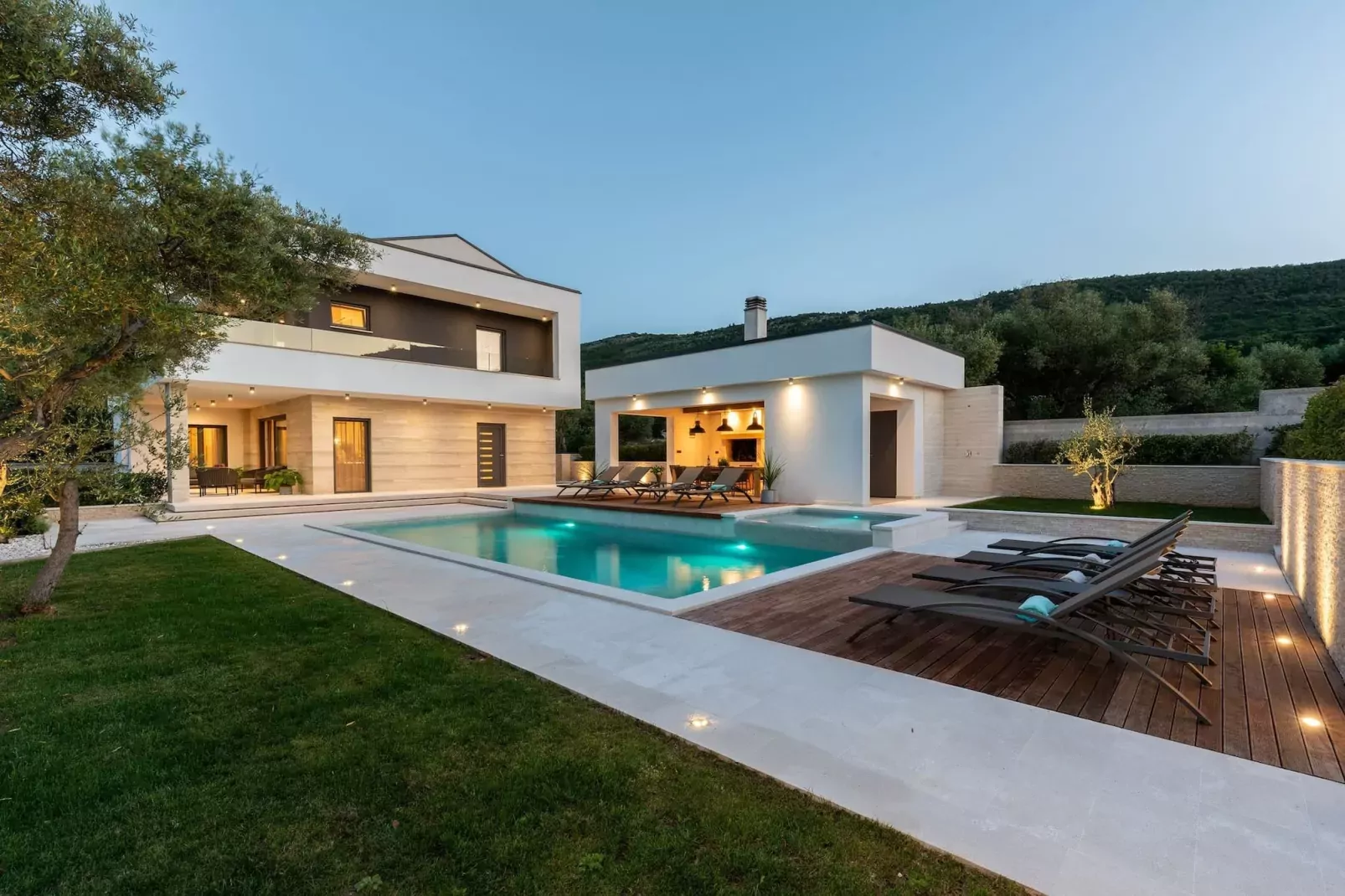Luxurious Villa Laurea-Buitenlucht