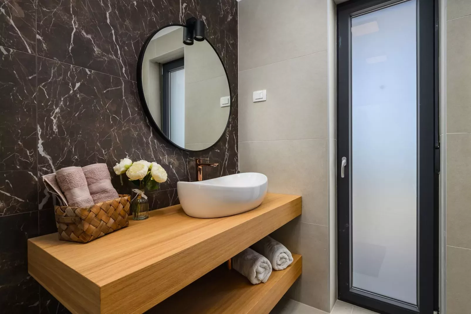 Villa de la Vie with Heated Swimming Pool-Badkamer