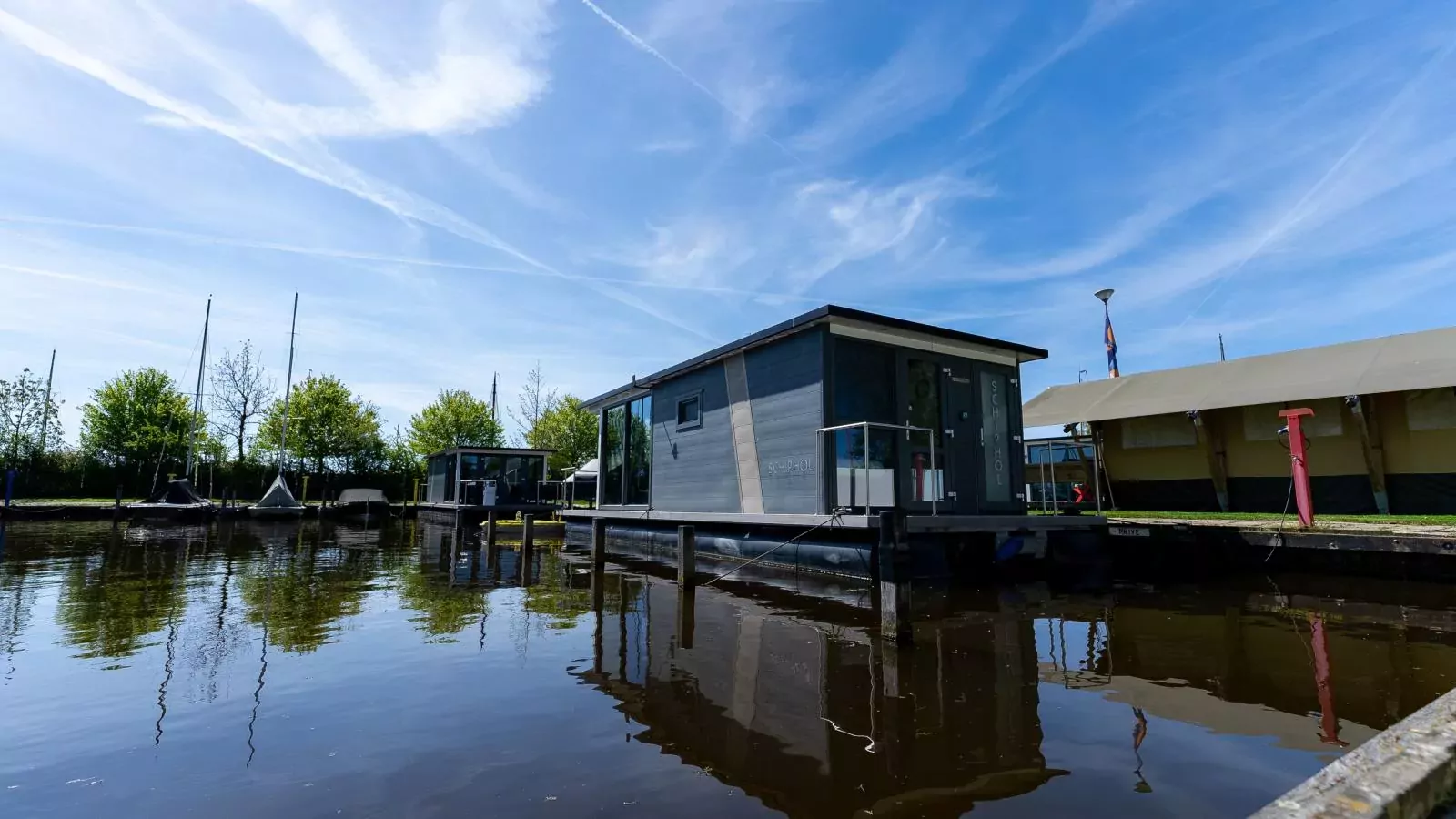 Floating in Heeg-Buitenkant zomer