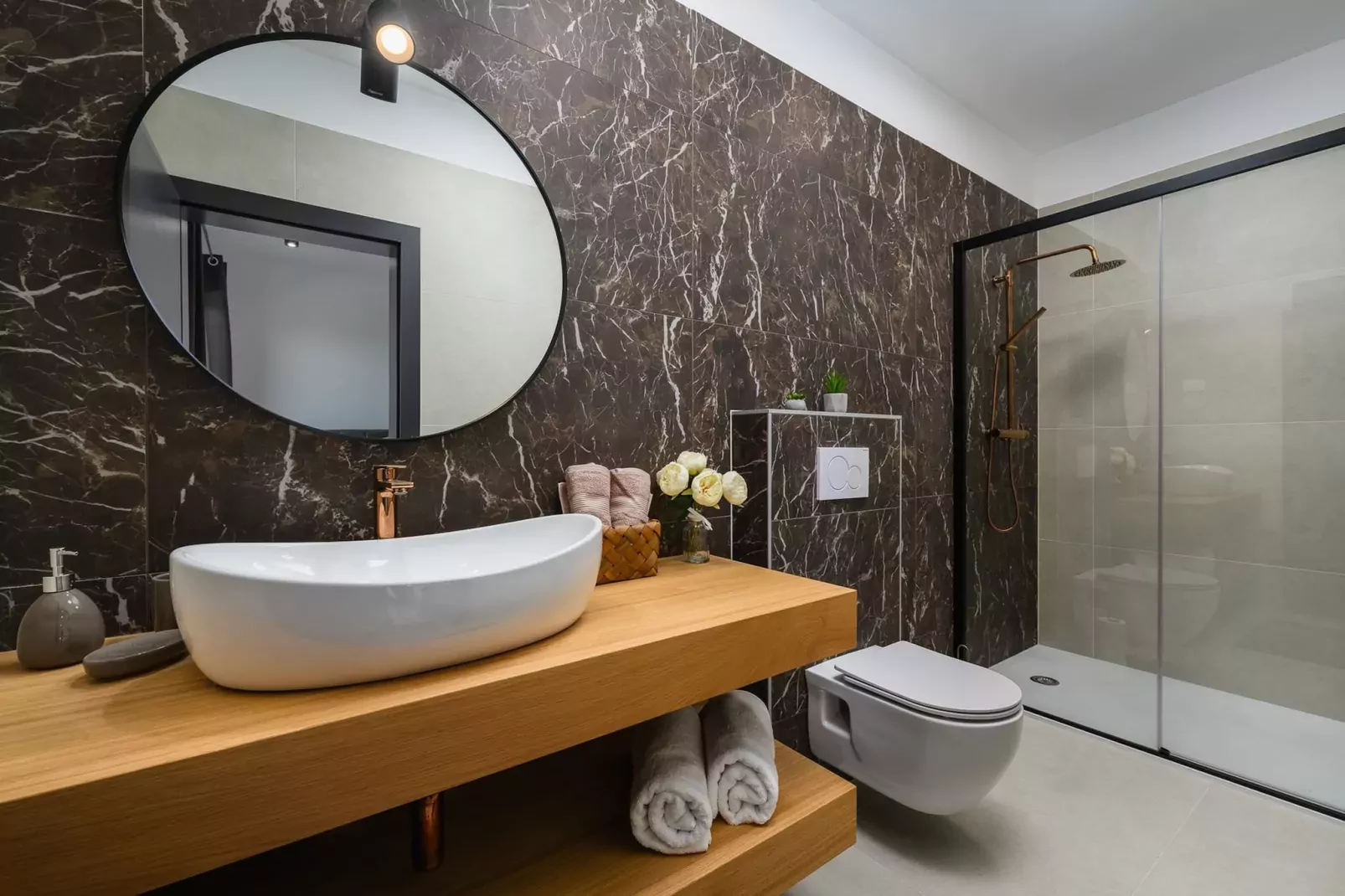 Villa de la Vie with Heated Swimming Pool-Badkamer