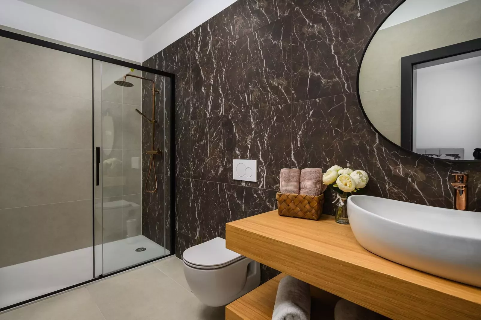 Villa de la Vie with Heated Swimming Pool-Badkamer