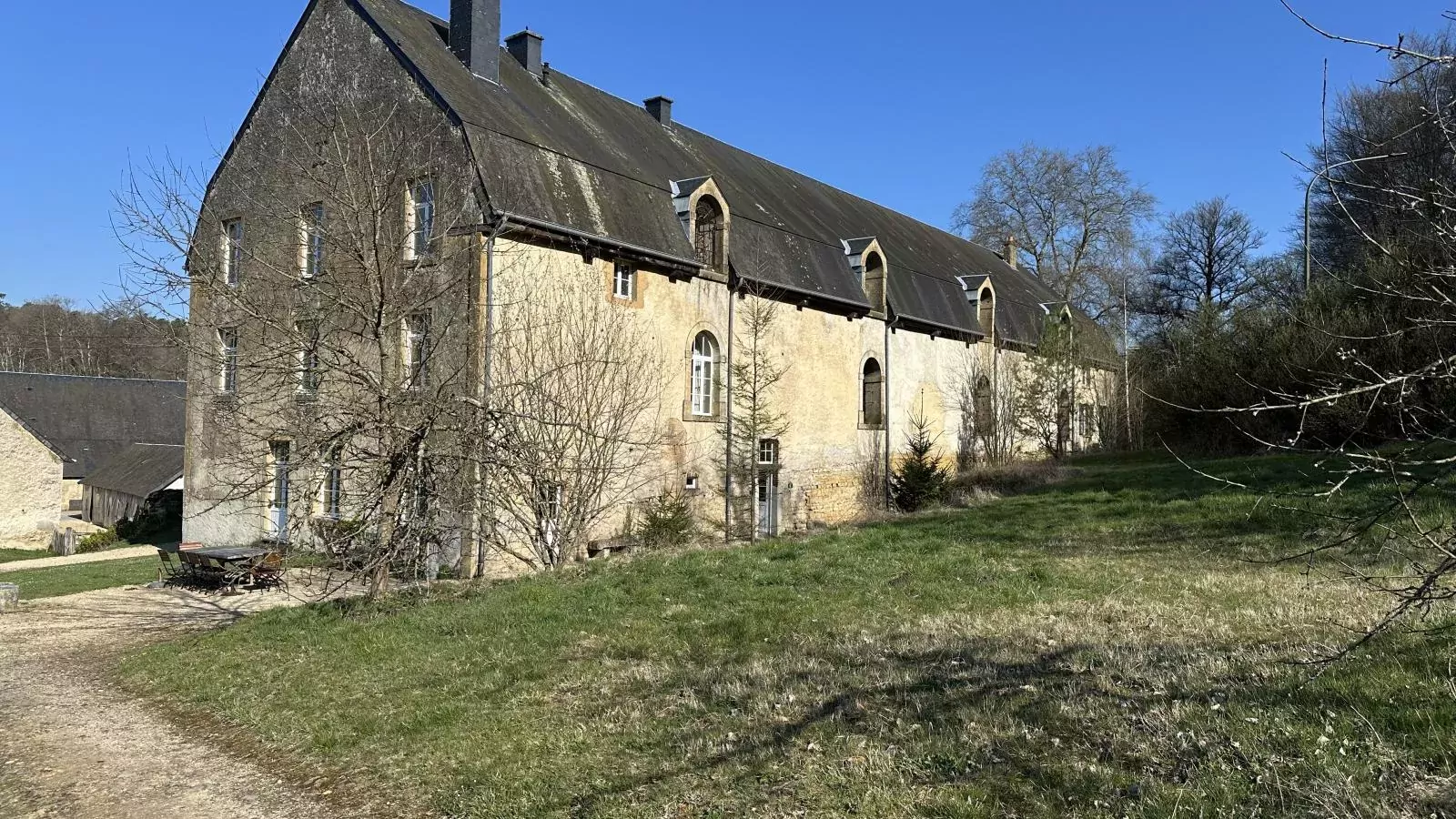 Les Forges dOrval-Buitenkant zomer