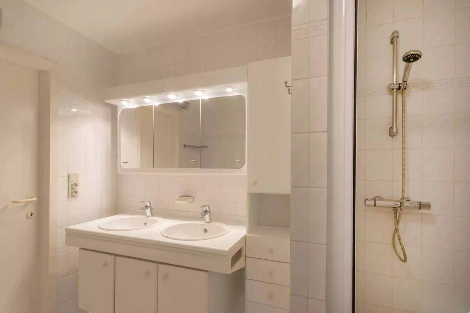 Quo Vadis 0501 + garage 83-Badkamer