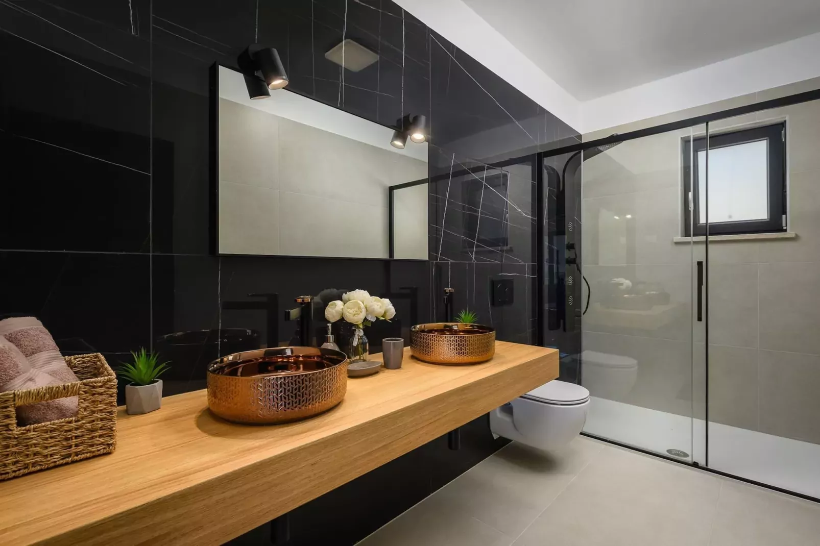 Villa de la Vie with Heated Swimming Pool-Badkamer