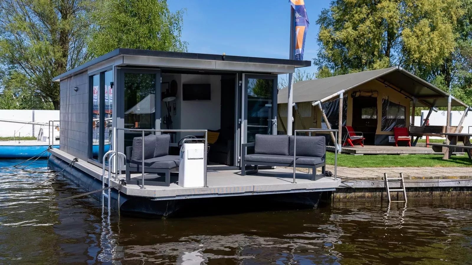 Floating in Heeg-Buitenkant zomer