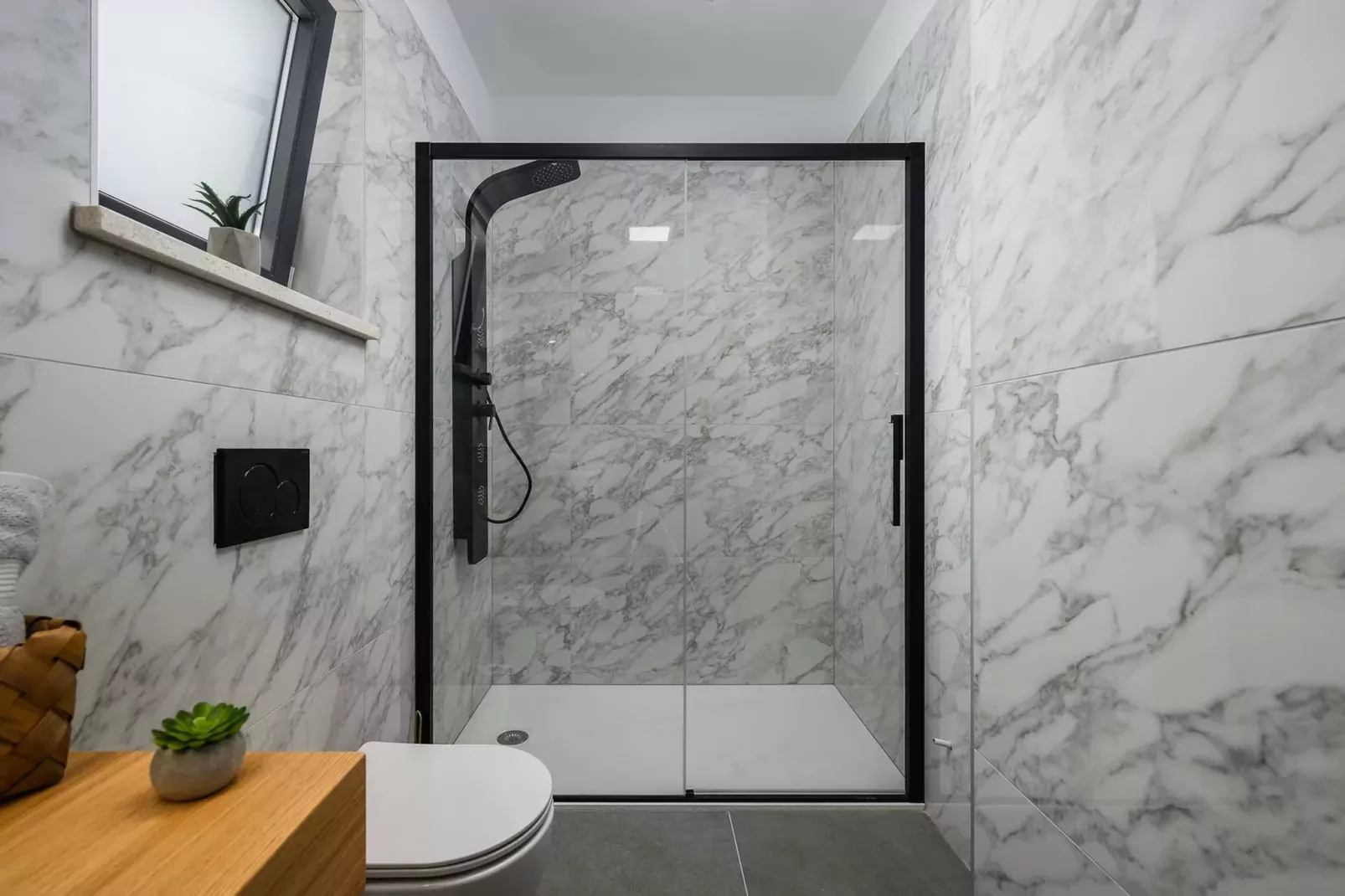 Villa de la Vie with Heated Swimming Pool-Badkamer