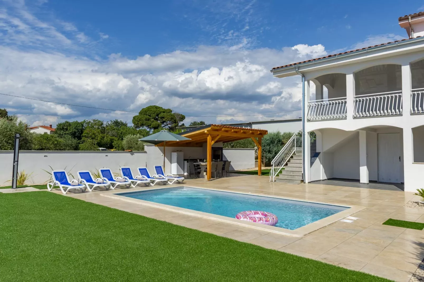 Villa Susanne with Private Pool-Buitenlucht