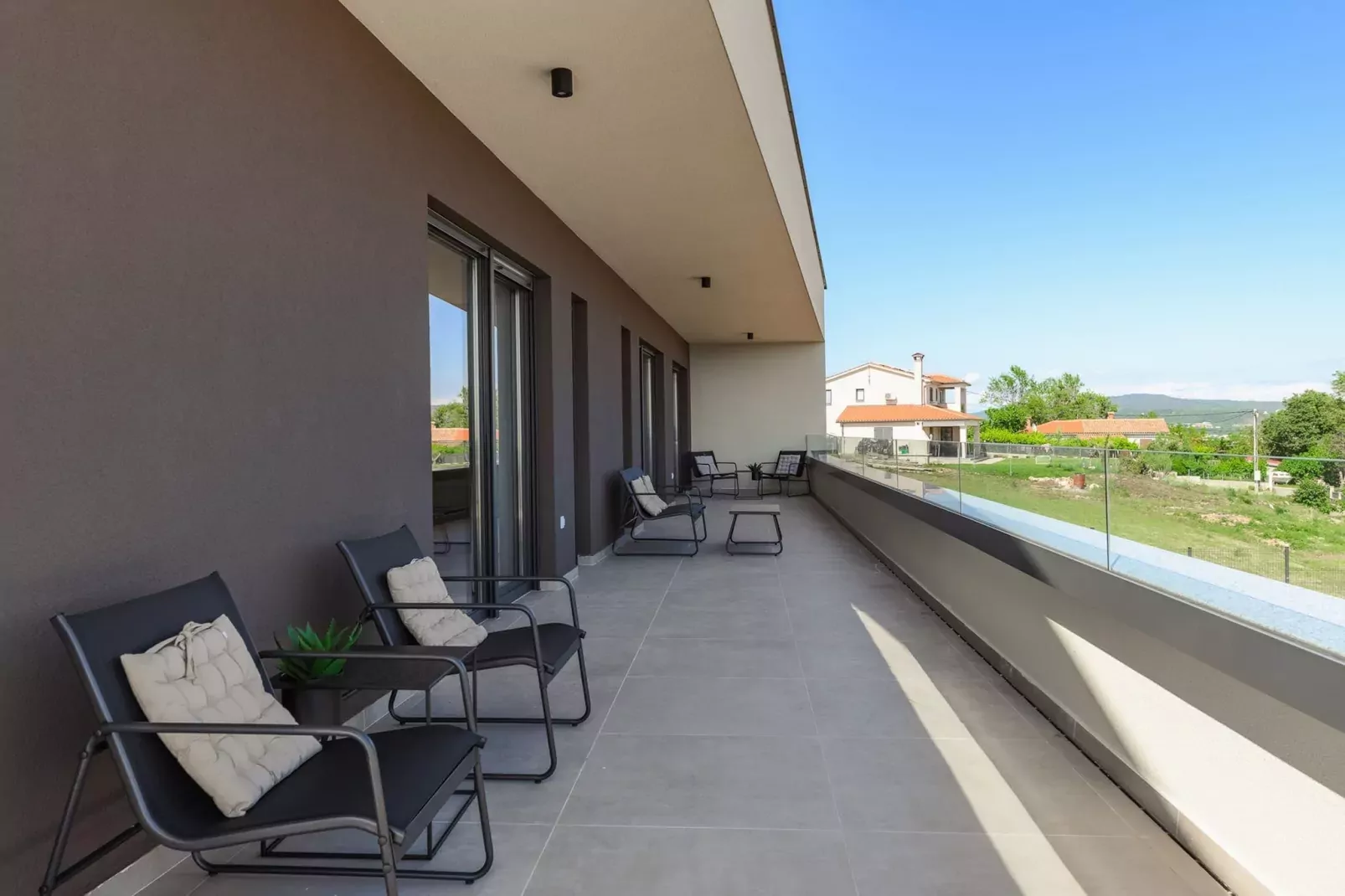 Villa de la Vie with Heated Swimming Pool-Terrasbalkon