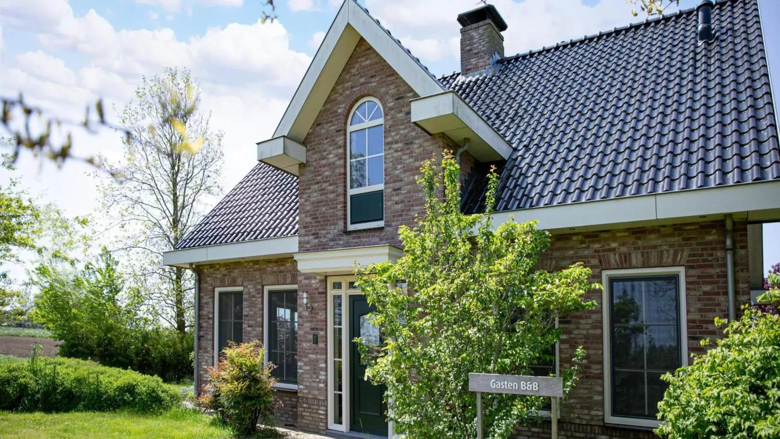 De Genderense Hoeve-Buitenkant zomer