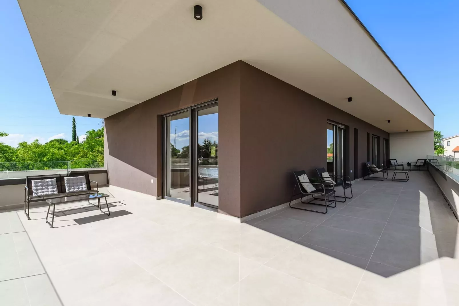 Villa de la Vie with Heated Swimming Pool-Terras