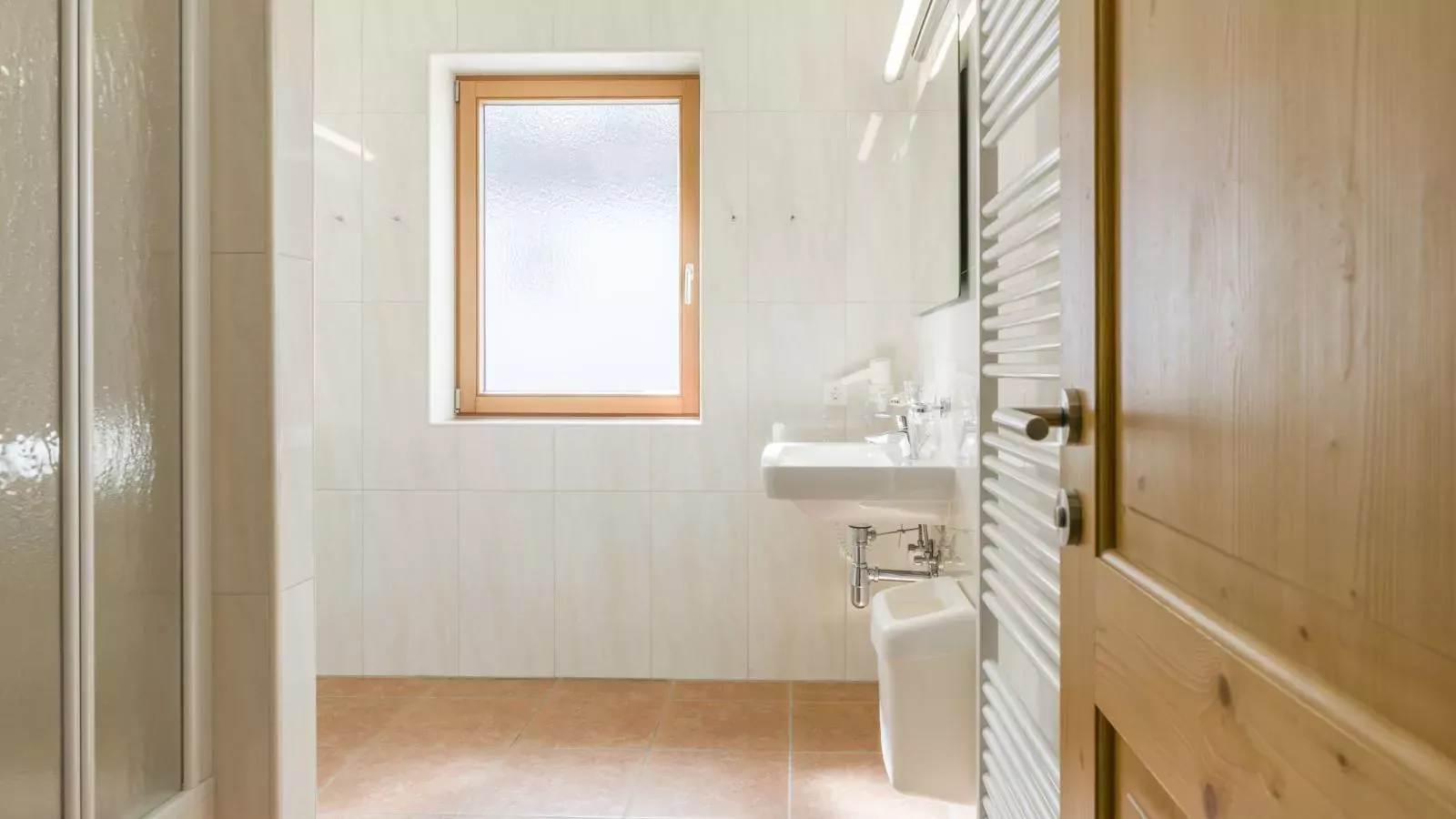 Next to the ski lift A 4-Badkamer