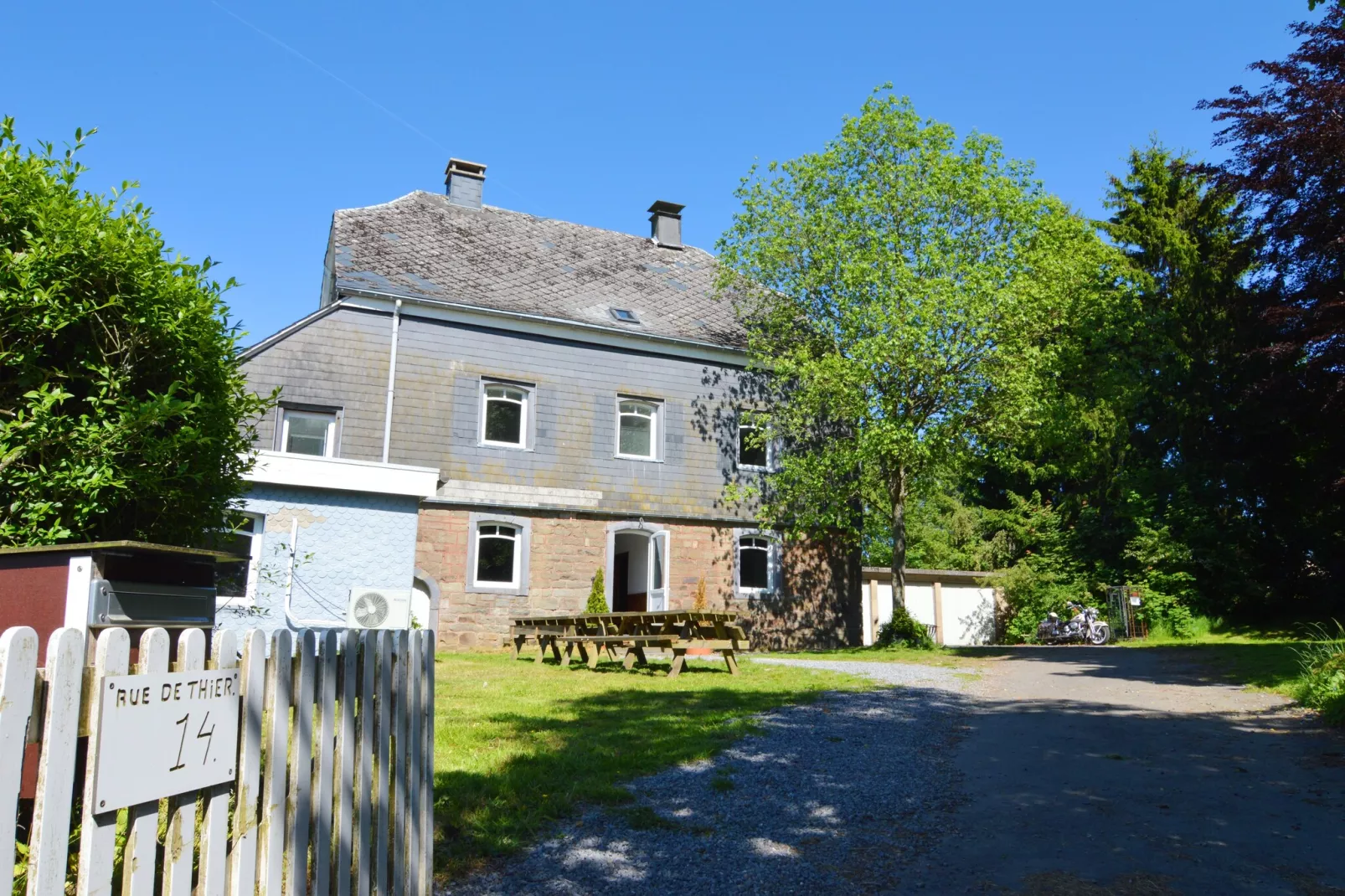 La maison de la Warche-Buitenkant zomer