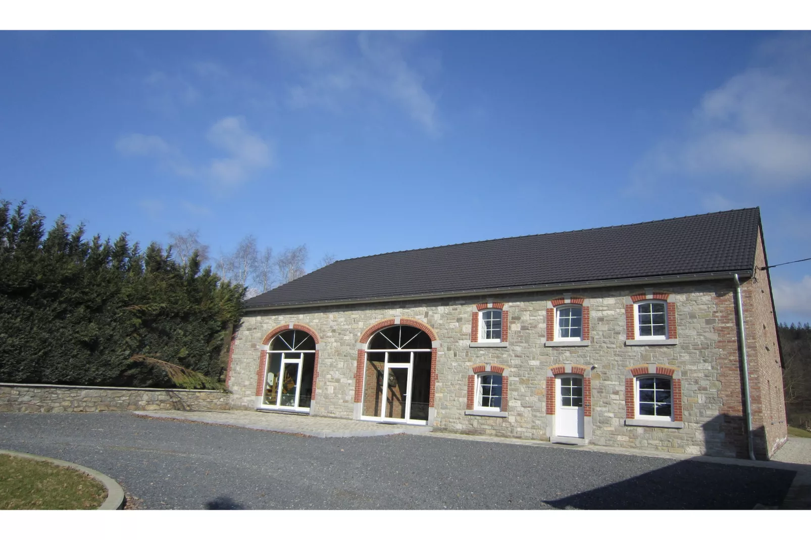 Cottage Saint Hilaire-Buitenkant zomer