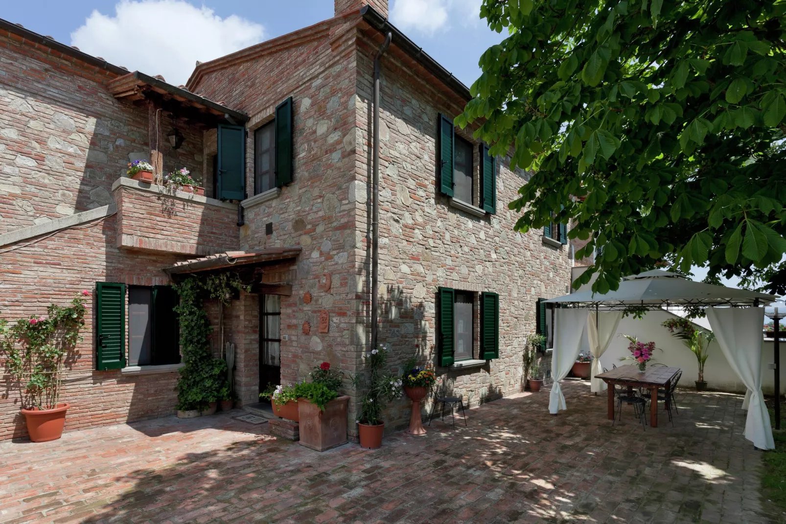 Castagno del Riccio-Buitenkant zomer