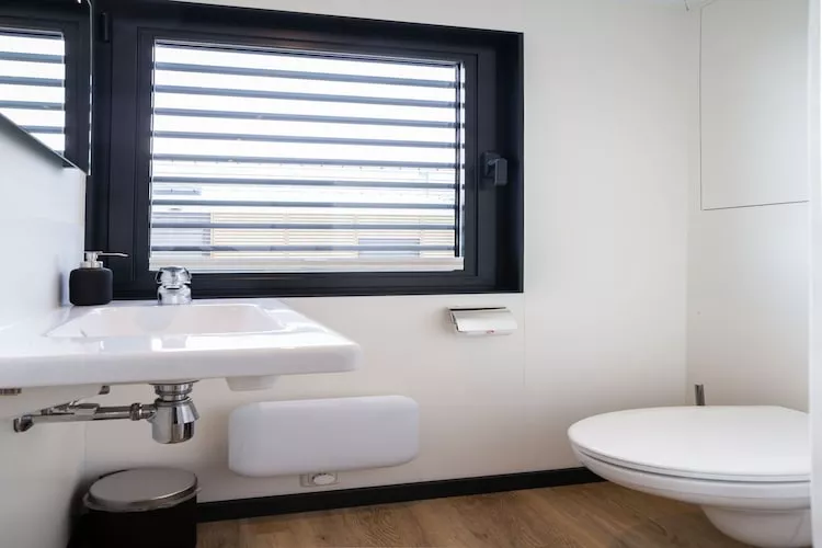 Houseboat 'de Valreep' met tuin - Paviljoenwei 2-Badkamer
