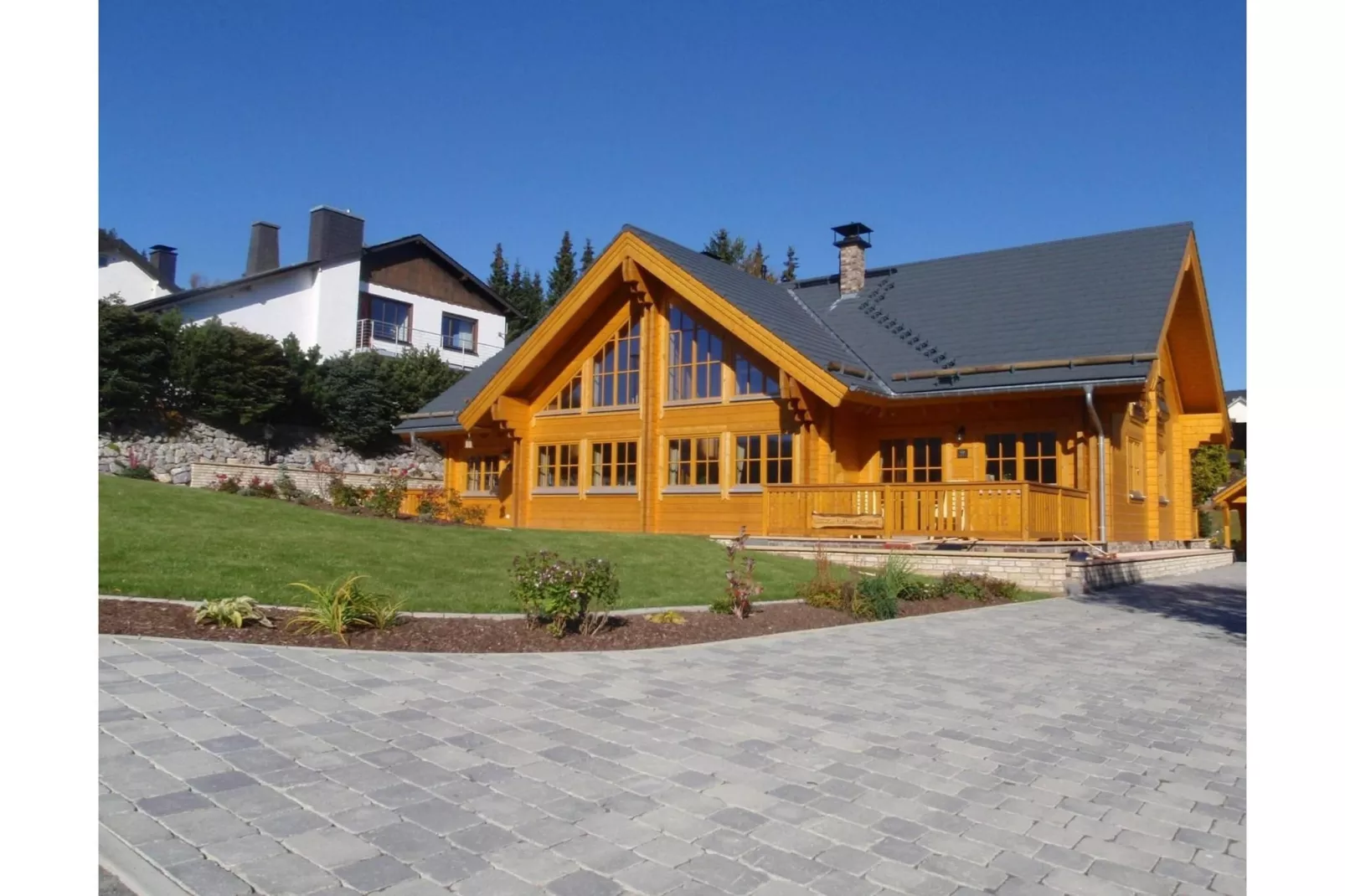 Luxus Blockhaus B-Buitenkant zomer