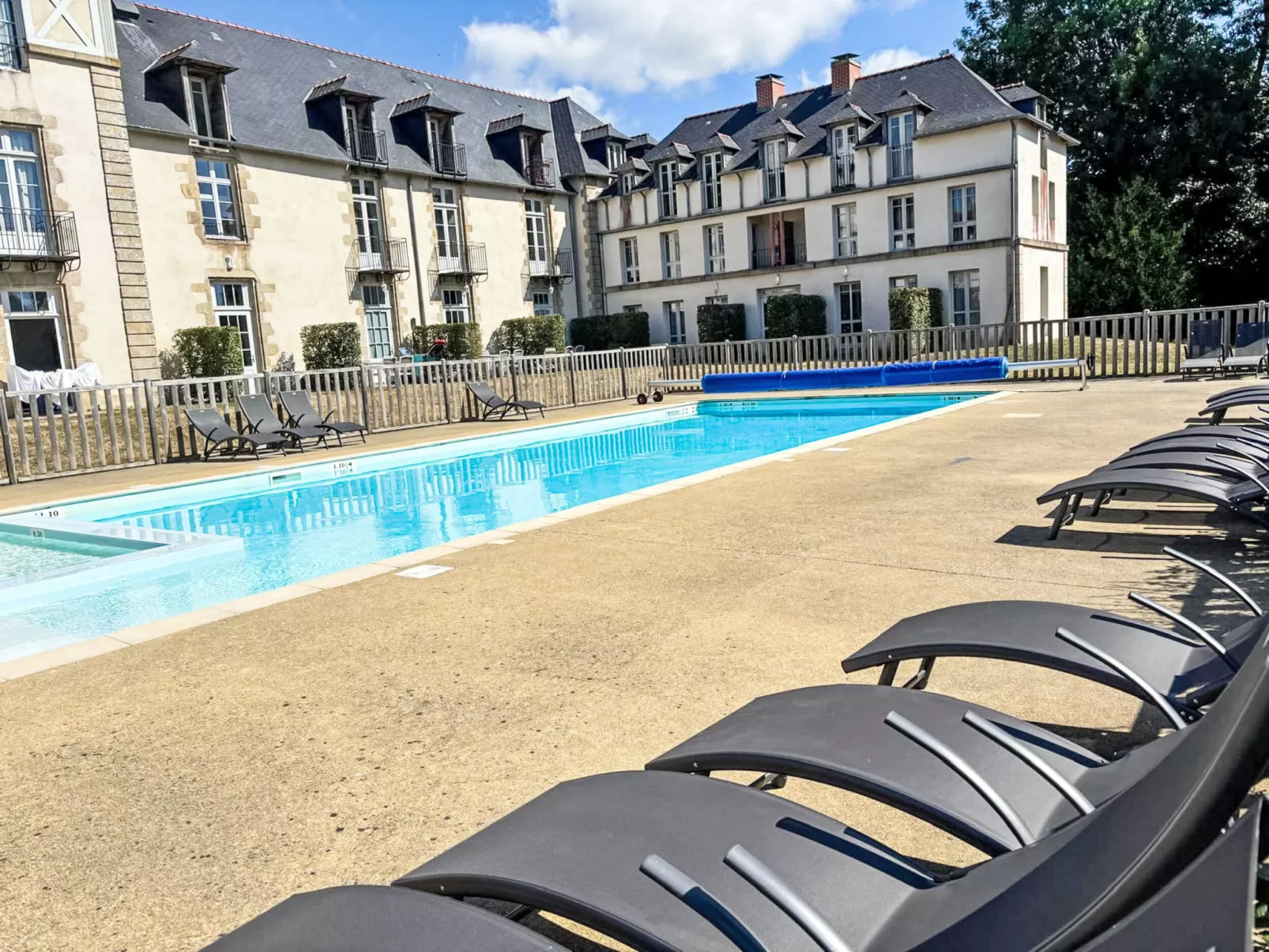 Le Château de Kergonano-Buiten