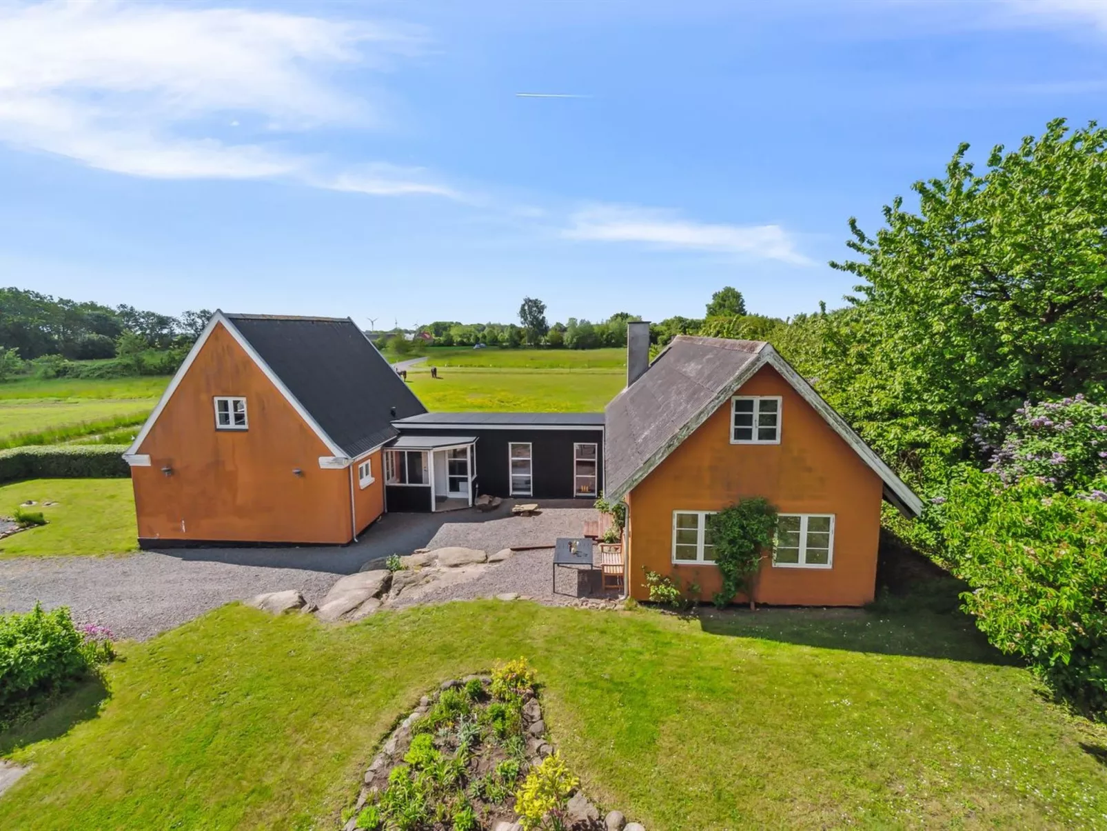 "Adrienne" - 6.4km from the sea