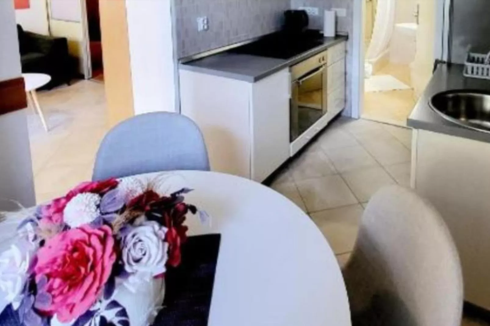 Green Terrace Apartment I - Studio Apartment with Terrace-Eetkamer