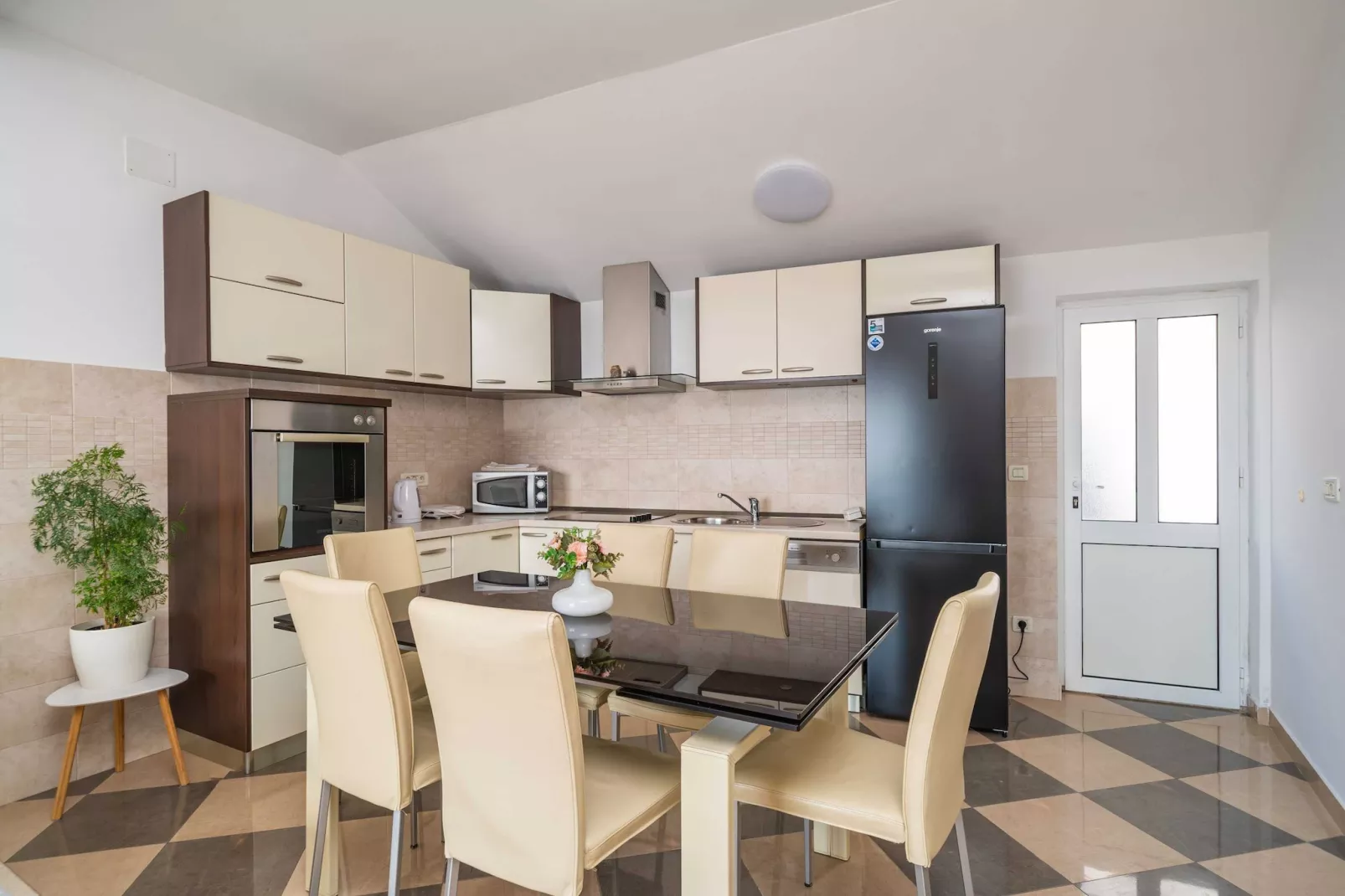 Apartments Isabora - Comfort Three-Bedroom Apartment with Balcony and Sea View (Second Floor)-Keuken