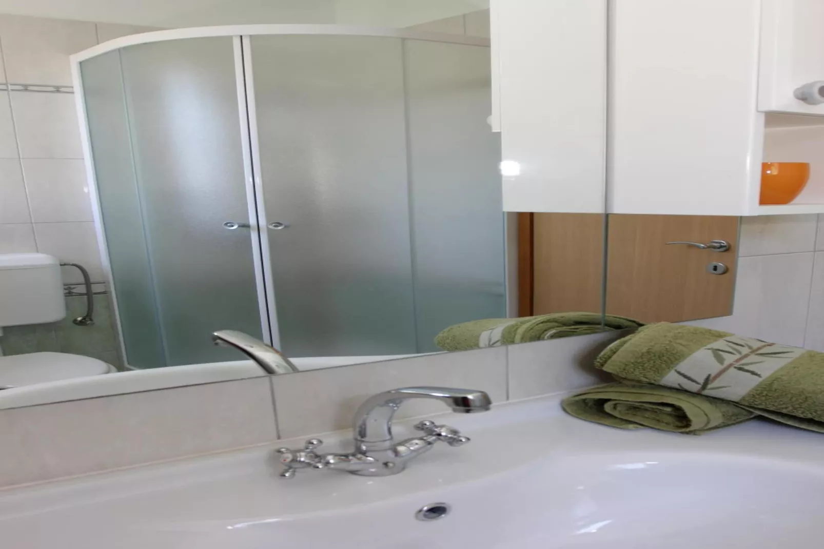 Holiday House Pine Tree - Three Bedroom Holiday Home with Pool-Badkamer