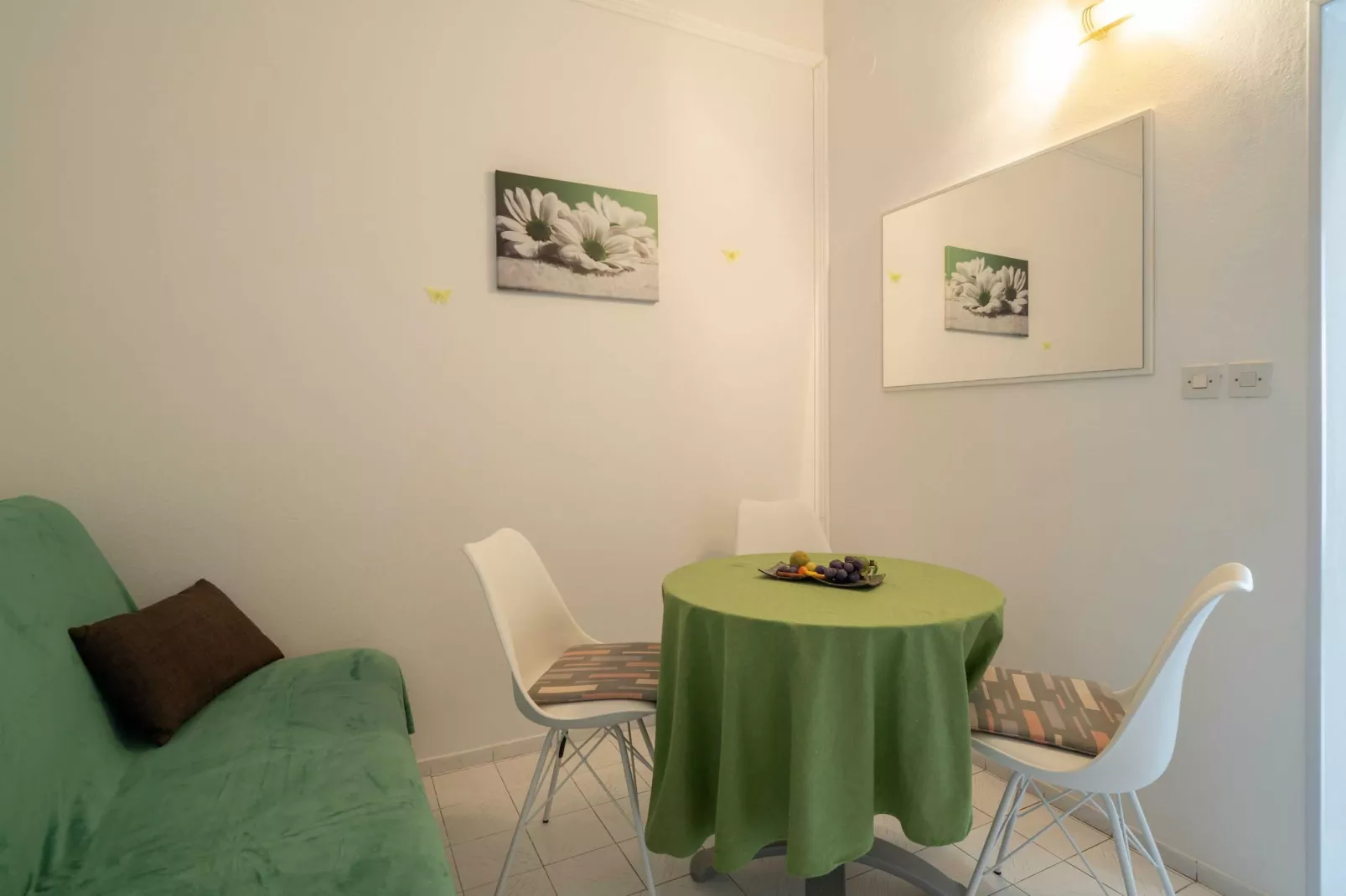LaidBack Apartments - Comfort One Bedroom Apartment with Balcony and Sea View (Green)-Woonkamer