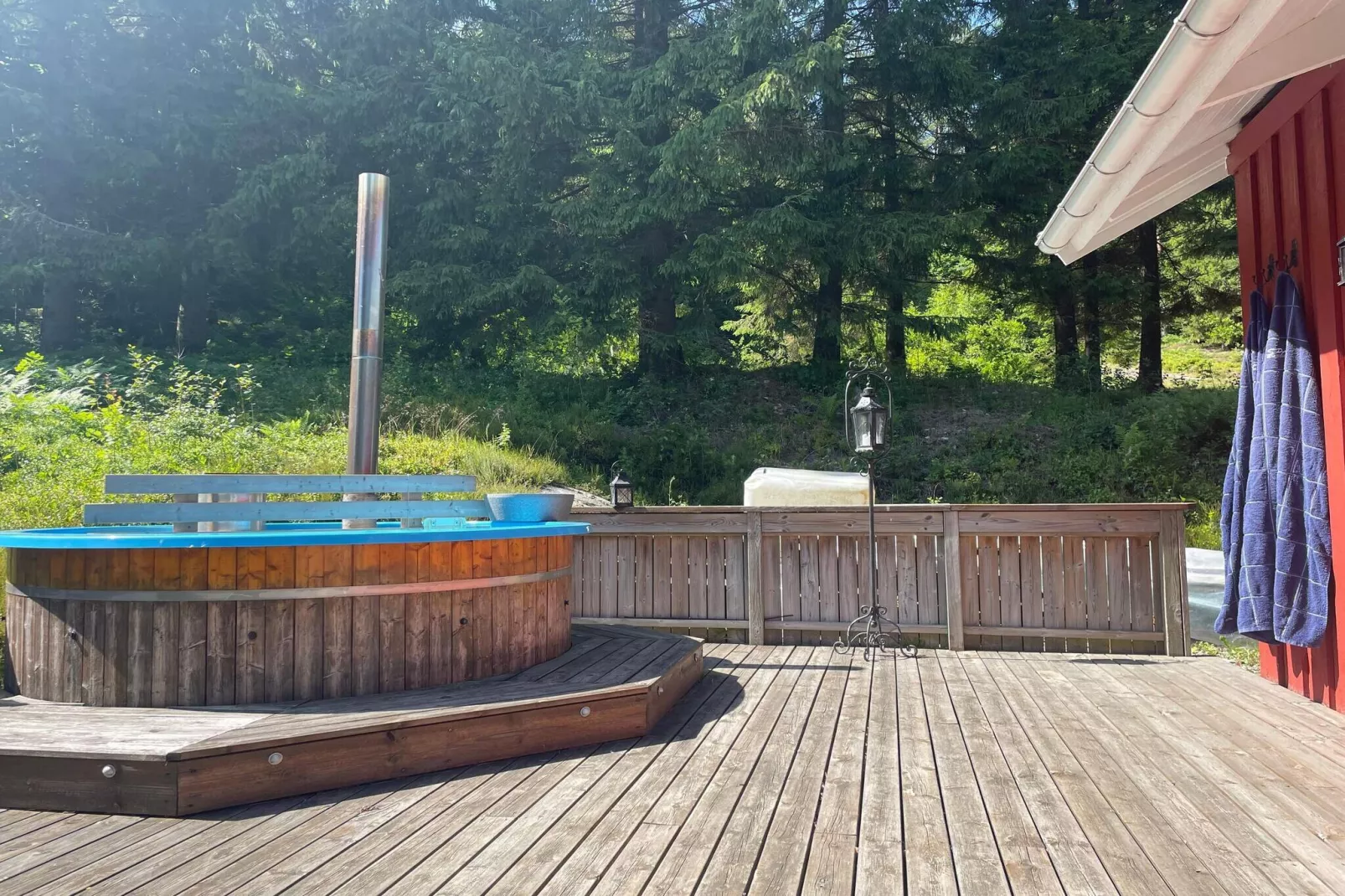 Afgelegen verblijf in het bos met bijgebouw