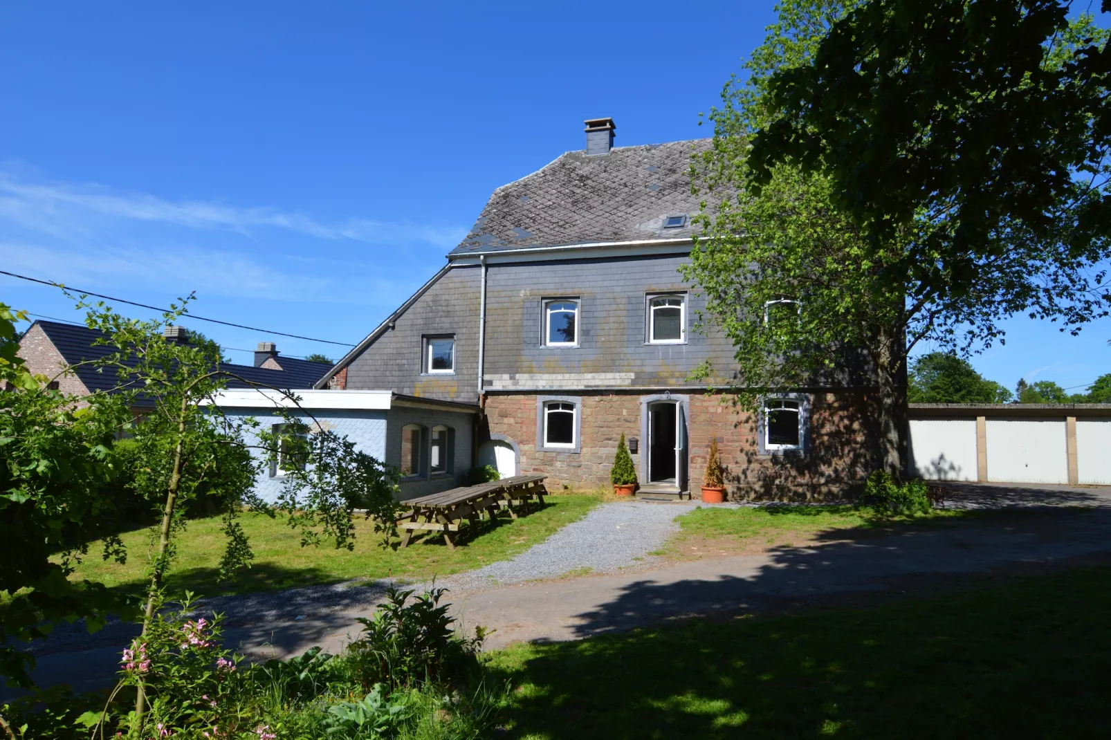 La maison de la Warche-Buitenkant zomer