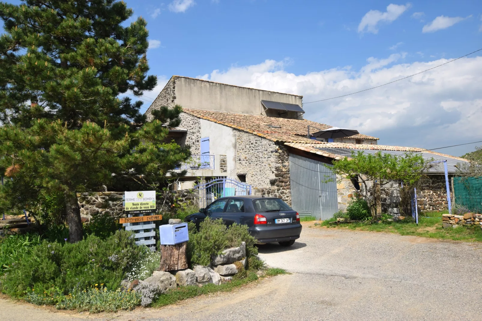 Cottage les Bombis-Buitenkant zomer