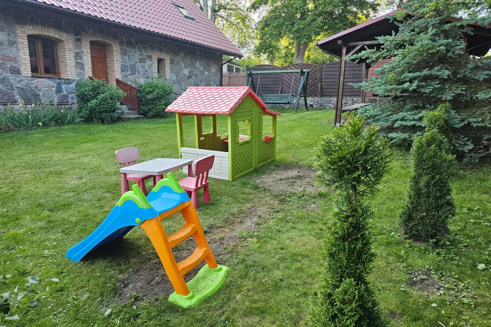 Kamienny Dom do 12 os Grąbczyn-Tuinen zomer