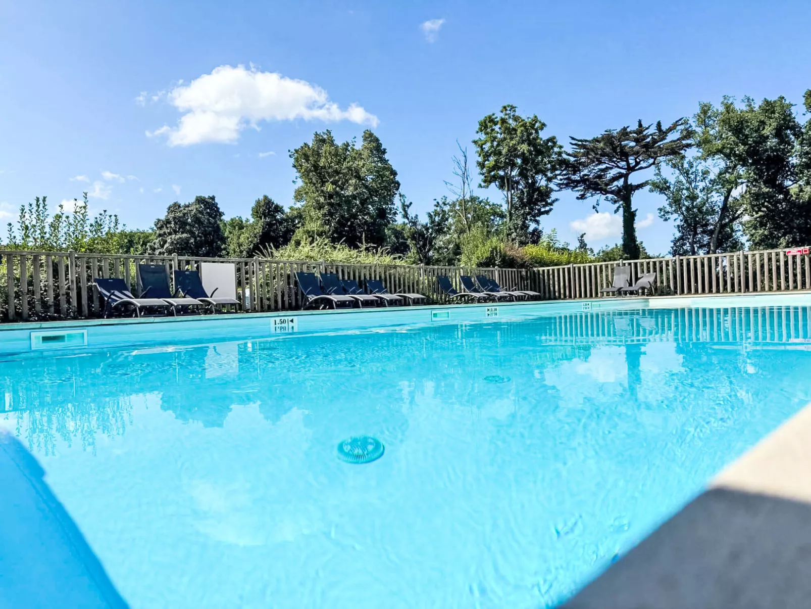 Le Château de Kergonano-Buiten