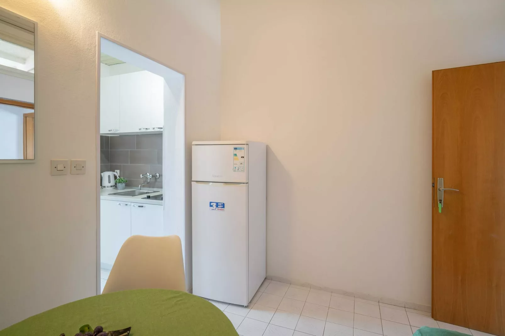 LaidBack Apartments - Comfort One Bedroom Apartment with Balcony and Sea View (Green)-Woonkamer
