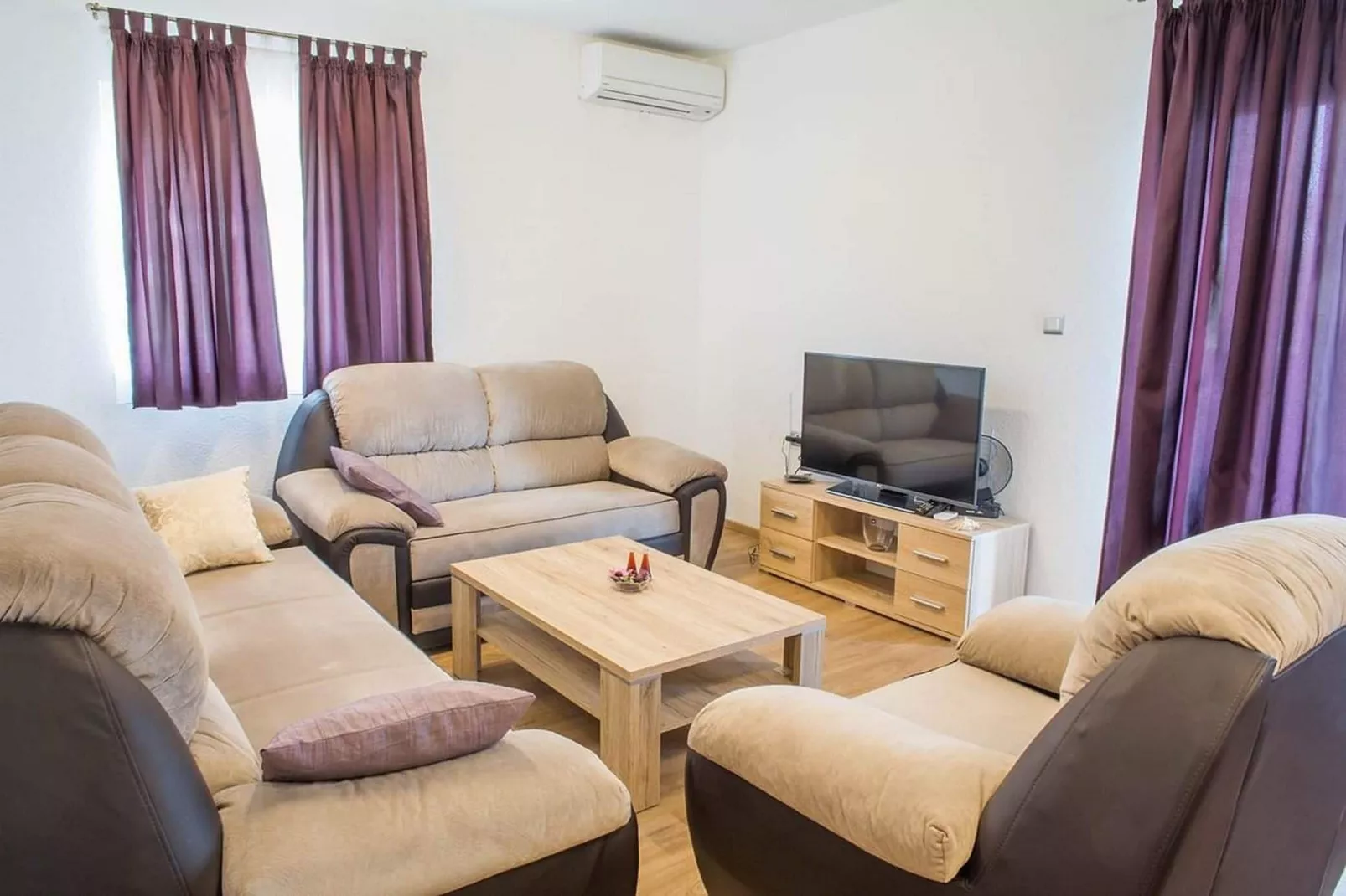 Holiday Home J&D No.2-Nine Bedroom House with Pool