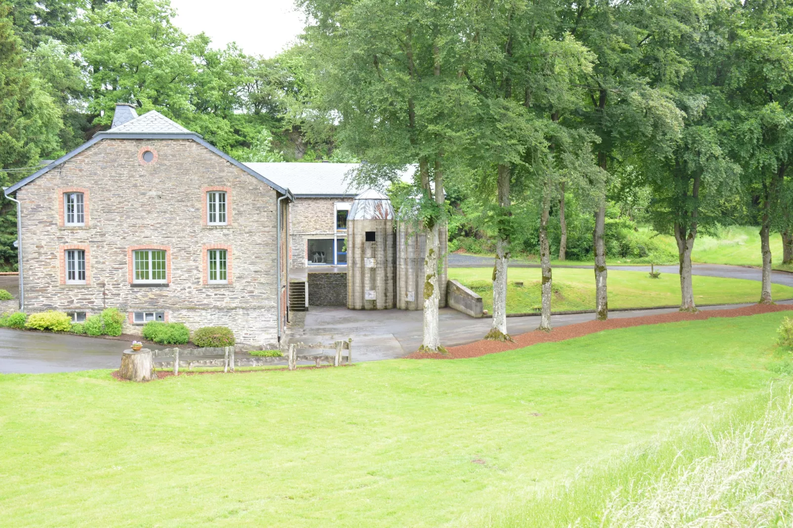 Le Moulin d'Halconreux-Buitenkant zomer