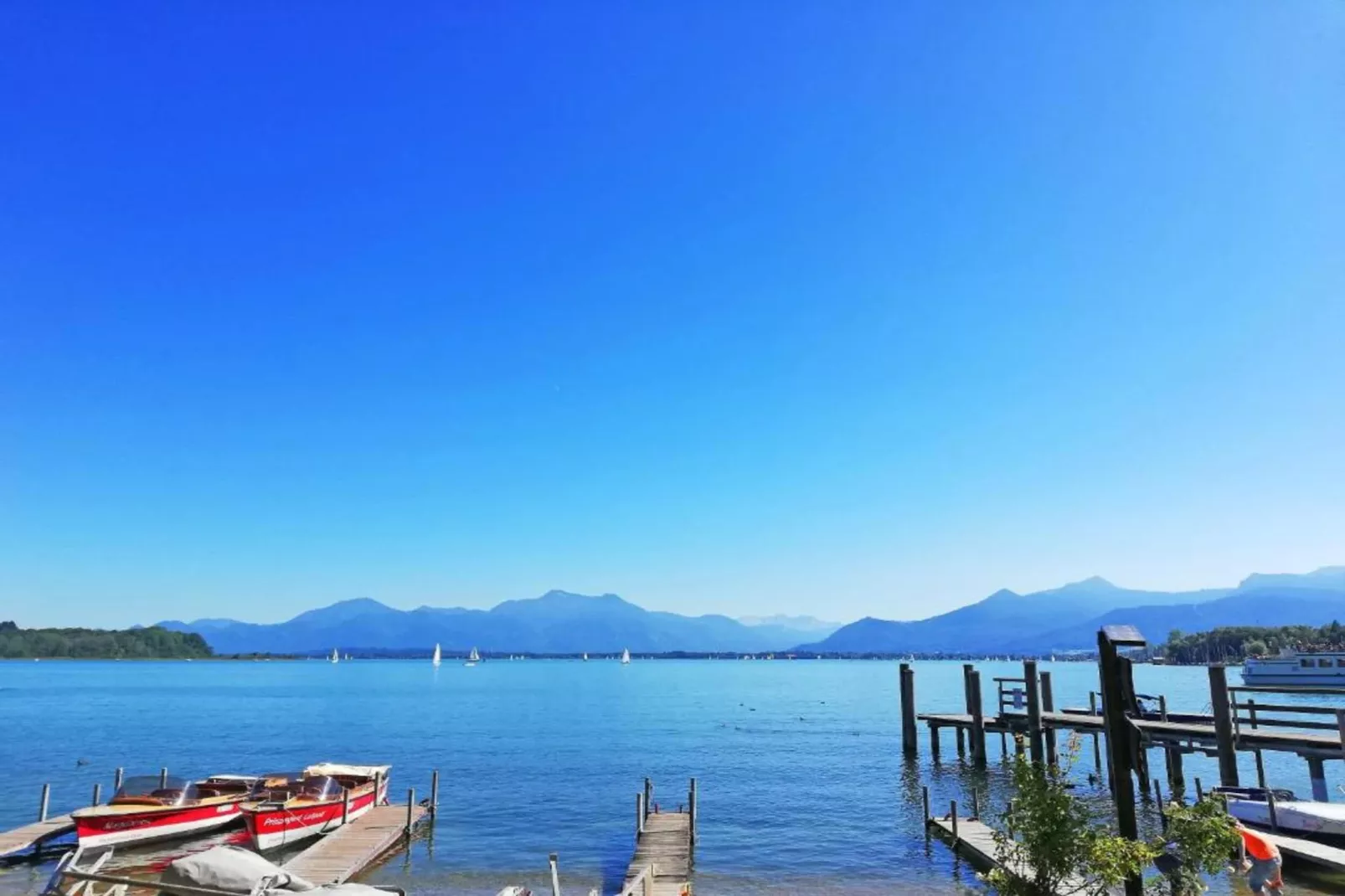 Haus in den Alpen-Gebieden zomer 20km