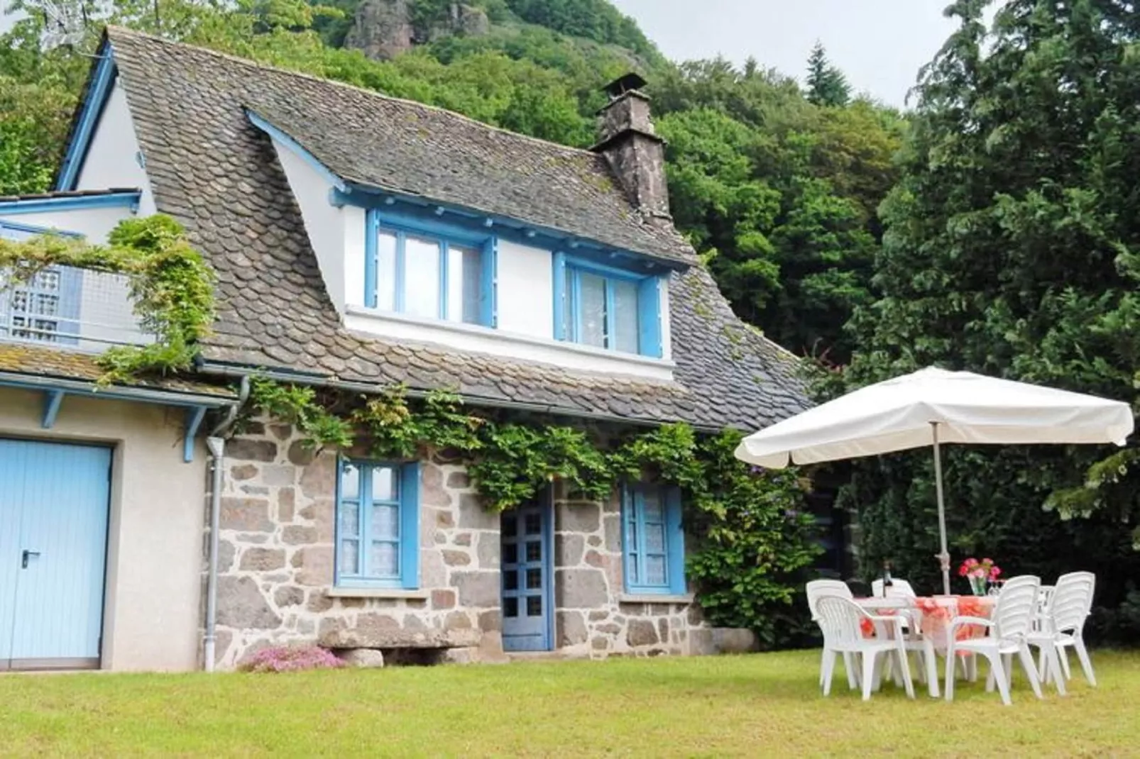 Maison près des volcans d'Auvergne-Buitenkant zomer