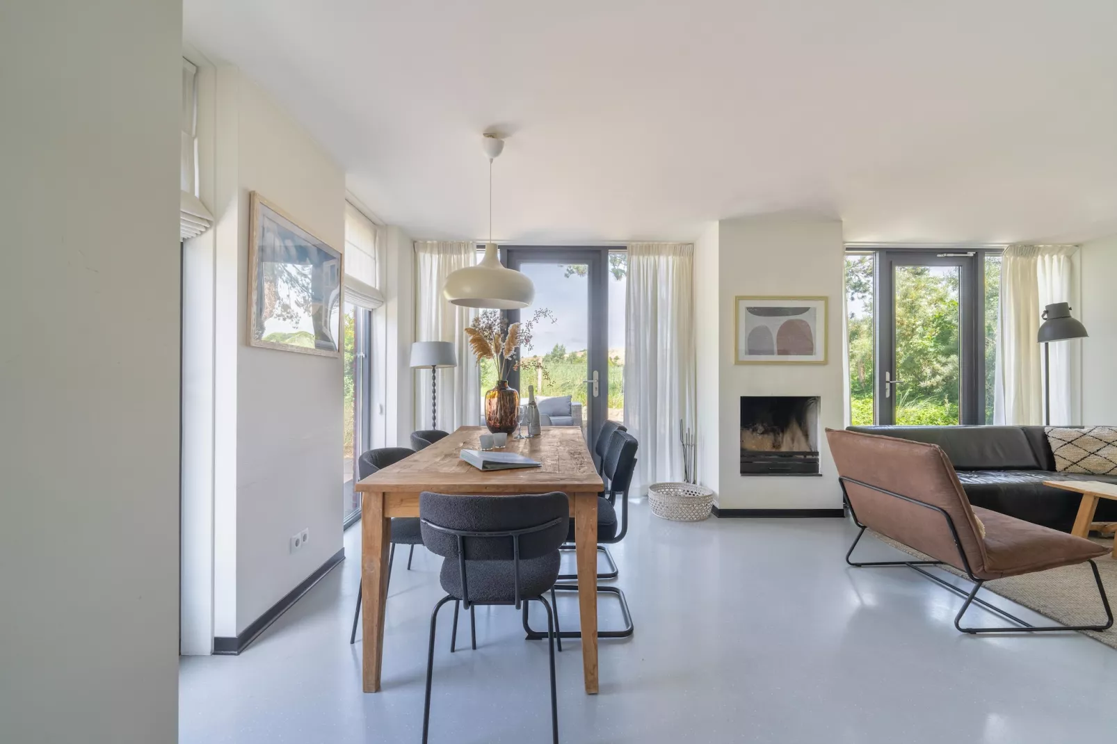 Duinvilla aan het Meer-Eetkamer