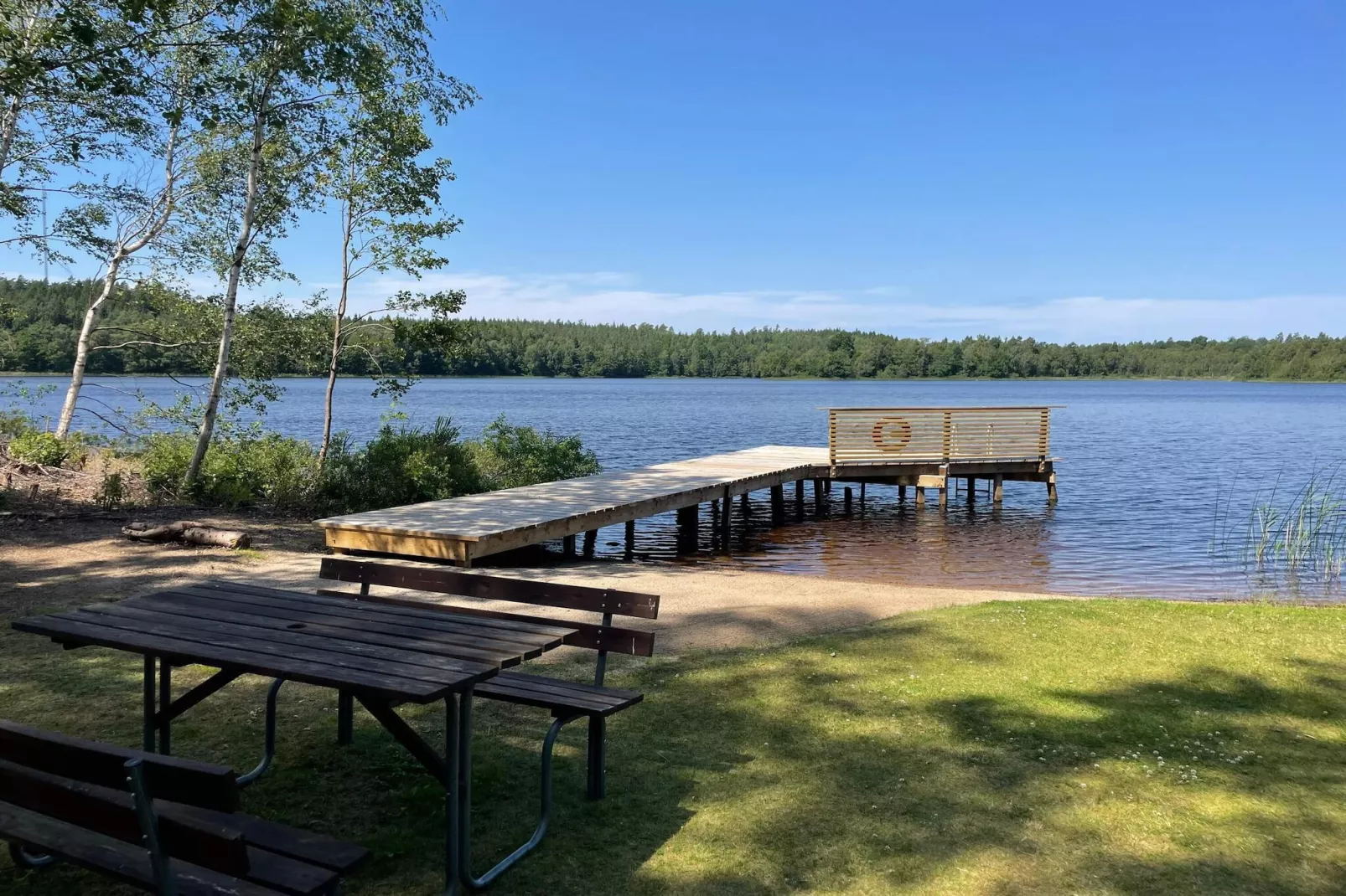 Licht vakantiehuis aan het meer