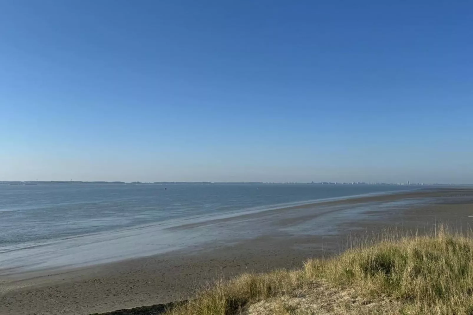 Kustwoning Baarland in Zeeland-Gebieden zomer 20km