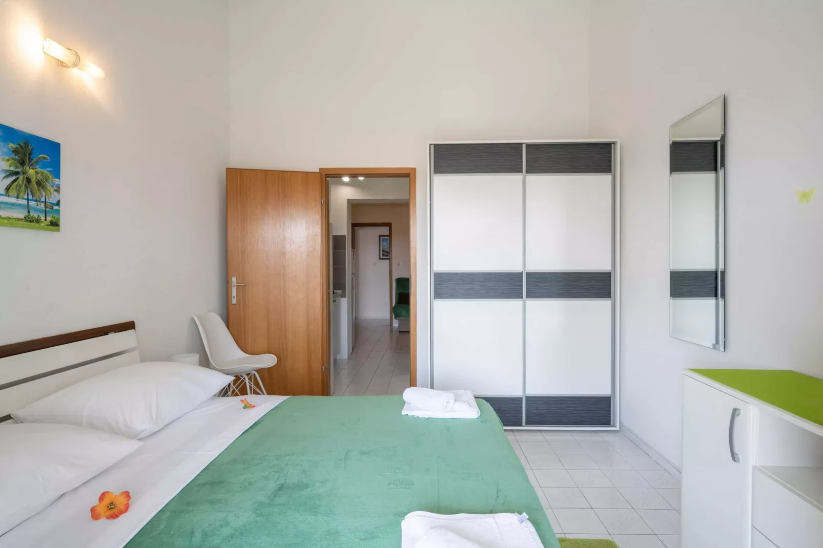 LaidBack Apartments - Comfort One Bedroom Apartment with Balcony and Sea View (Green)-Slaapkamer