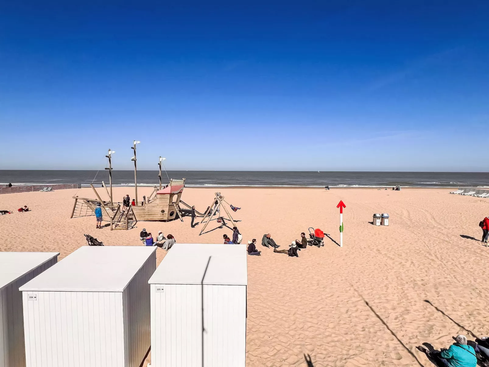 Appartment with beach cabine and parking-Buiten