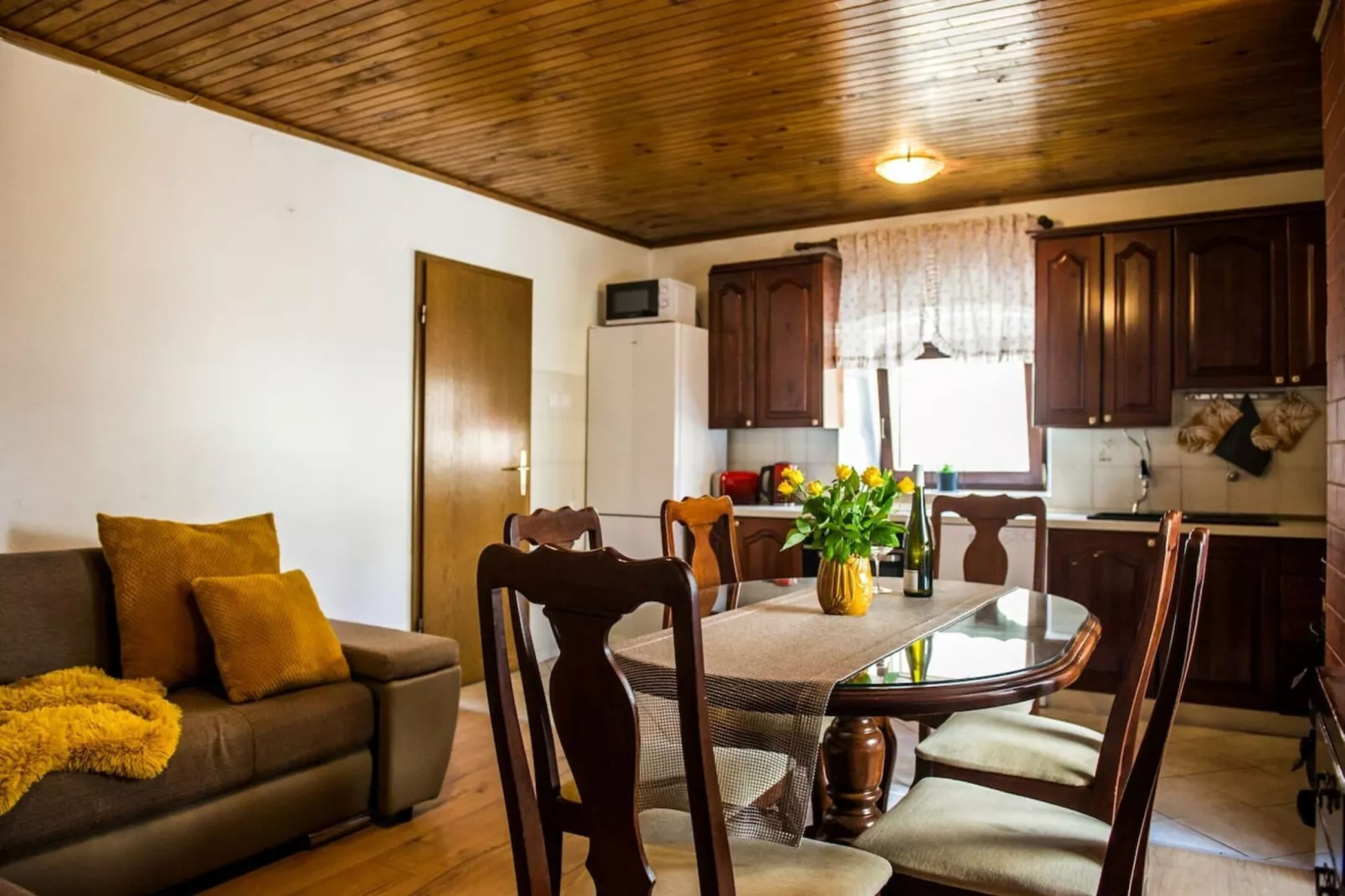 Picturesque House in Kaštela Old Town Near Beach and Local Amenities - Four Bedroom Holiday Home