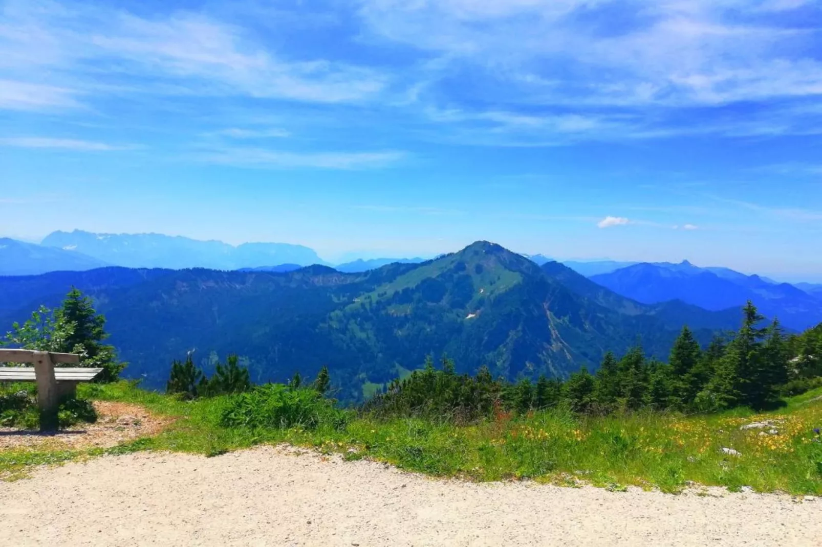 Haus in den Alpen-Gebieden zomer 20km