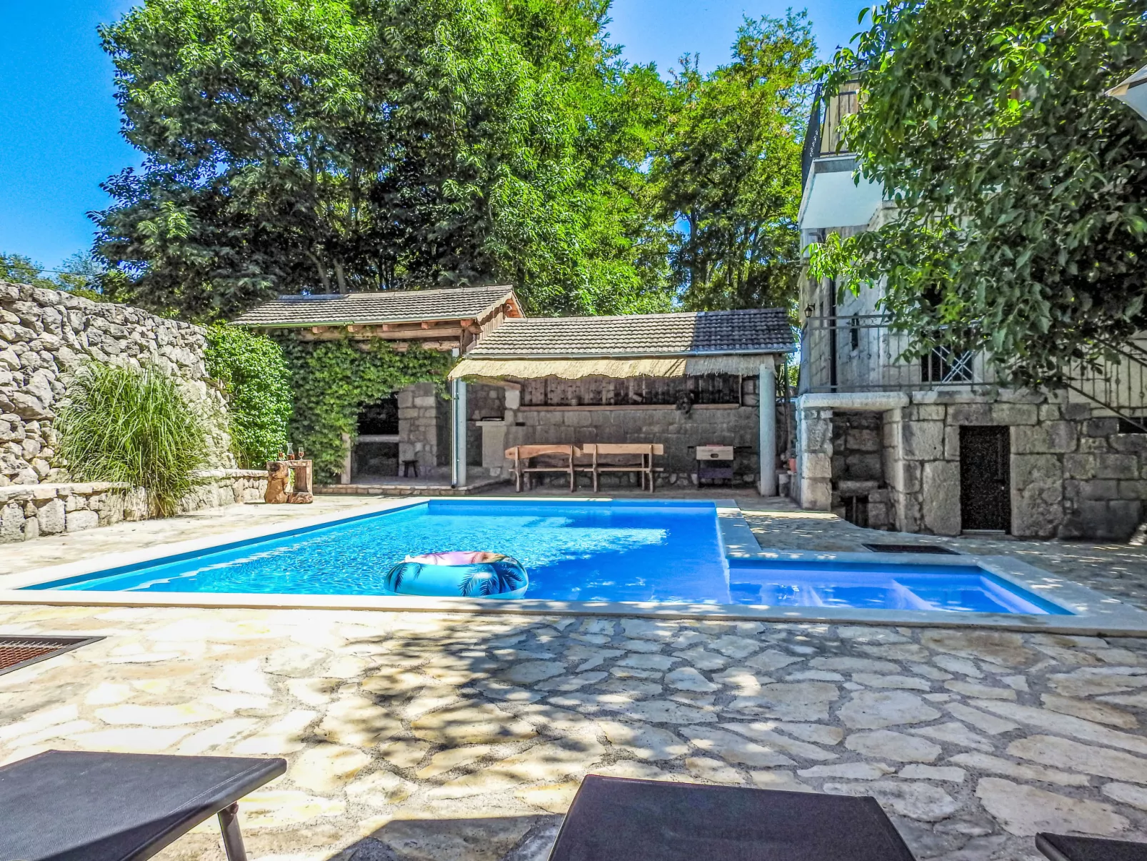 Markanovi Dvori-Buiten