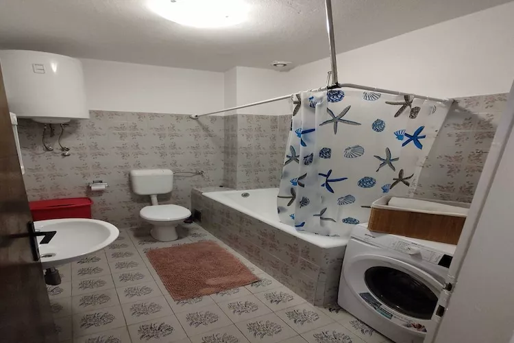 Apartment Angelina - Three Bedroom Apartment with Balcony and Sea View-Badkamer