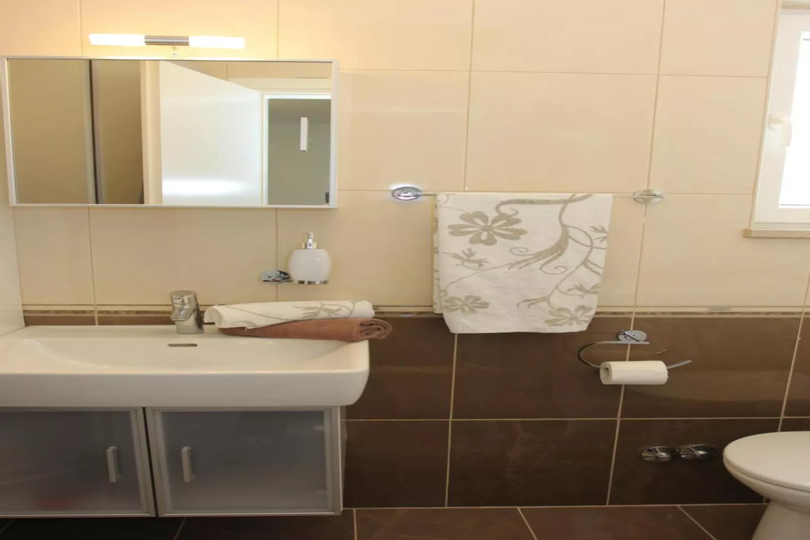 Holiday House Pine Tree - Three Bedroom Holiday Home with Pool-Badkamer