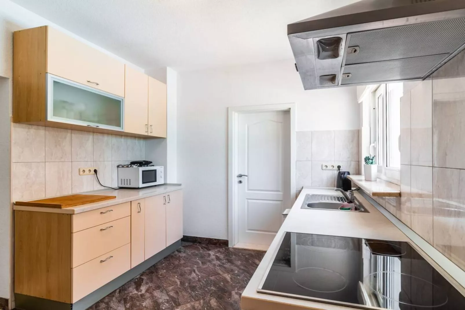 Holiday Home Sunny Side - Six Bedroom Holiday Home